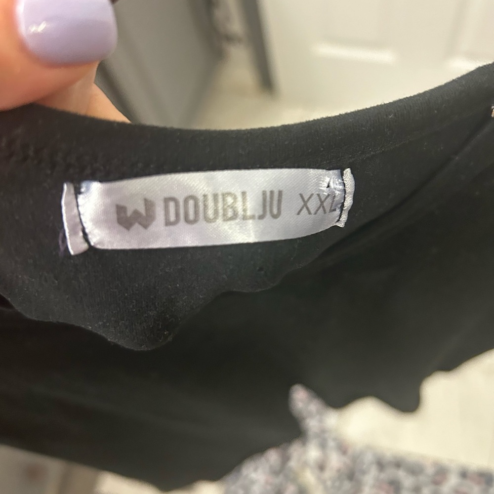 Black shirt with animal detail on the sleeves. - Picture 2 of 12